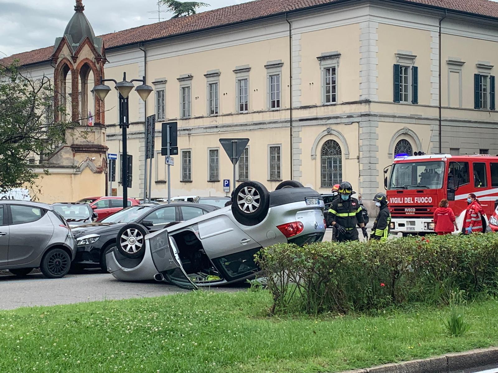 A Novara auto si ribalta in largo Bellini