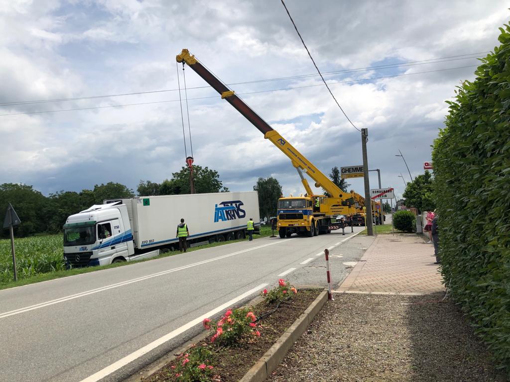 Camion fuori strada tra Romagnano e Ghemme, Sp 299 bloccata