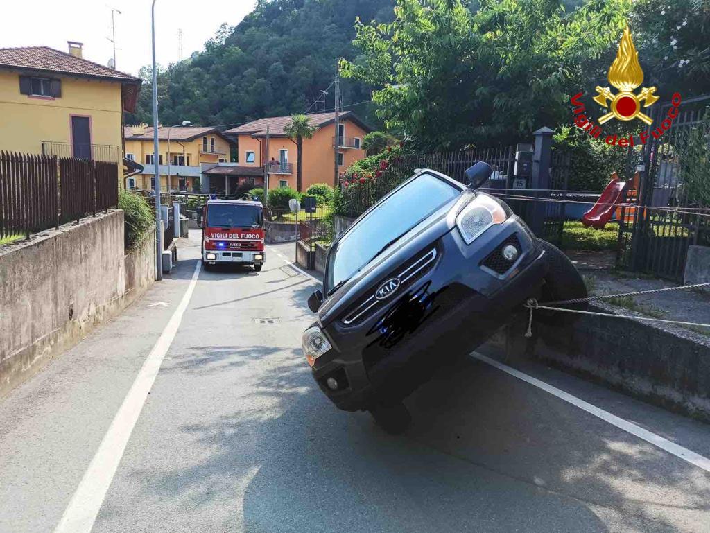 Incidente stradale ad Arona, auto fuori strada