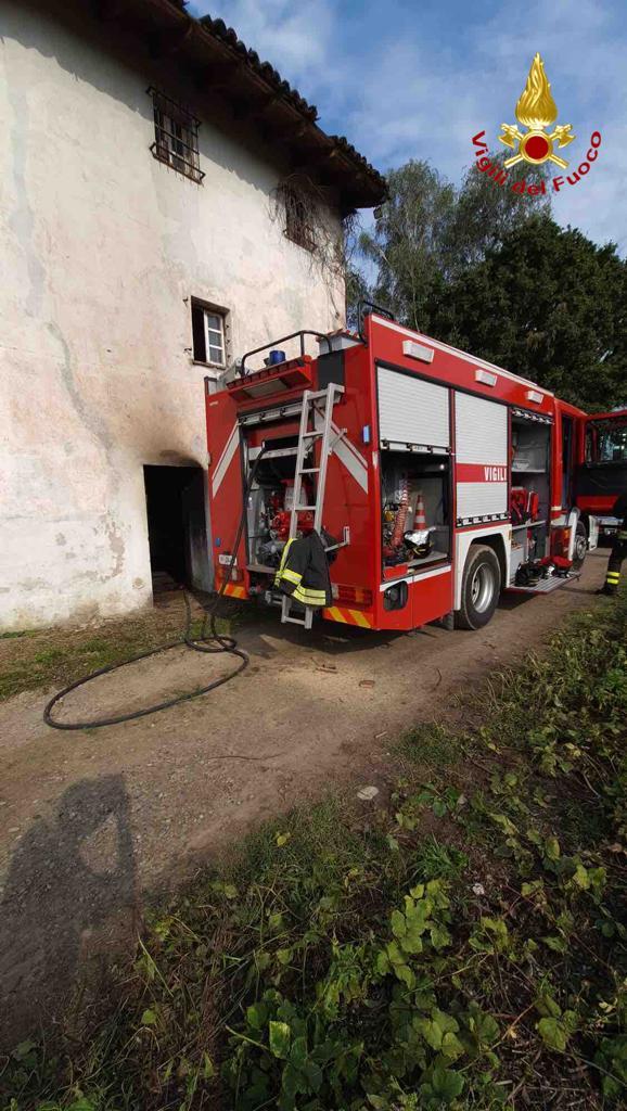 Vicolungo: fiamme da una cascina