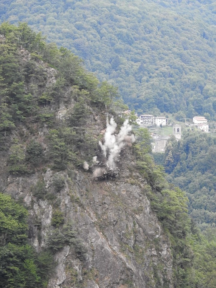 Varallo, intervento con esplosivi sulla carrozzabile per la frazione di Camasco