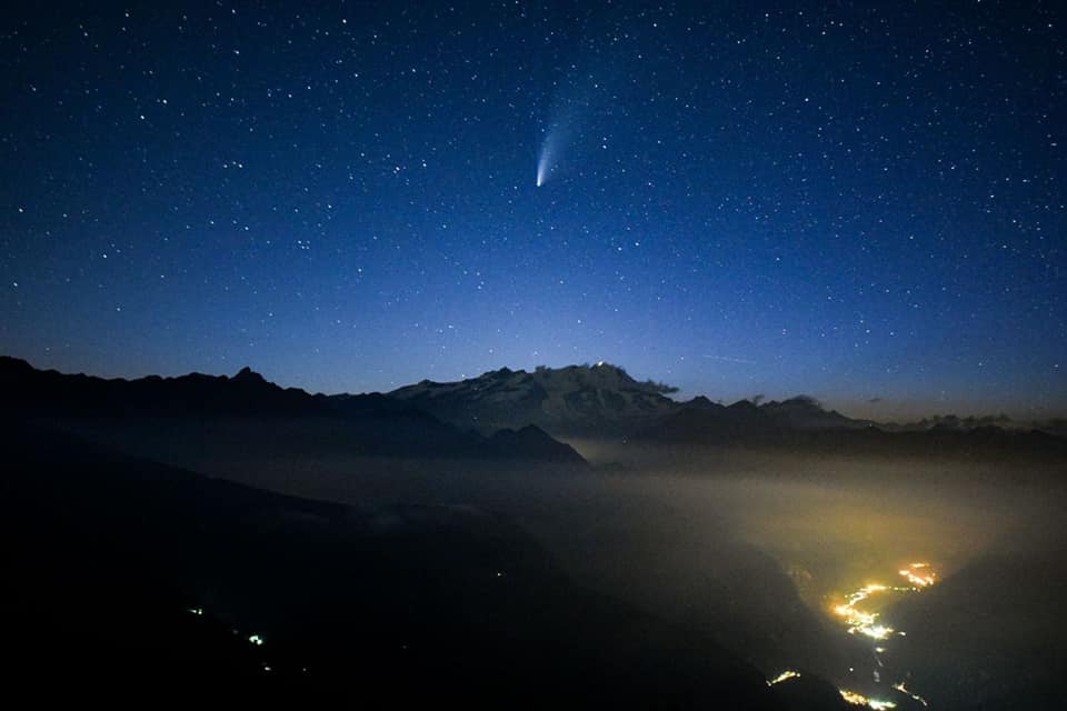 L’incanto notturno della Valsesia e la luce della cometa