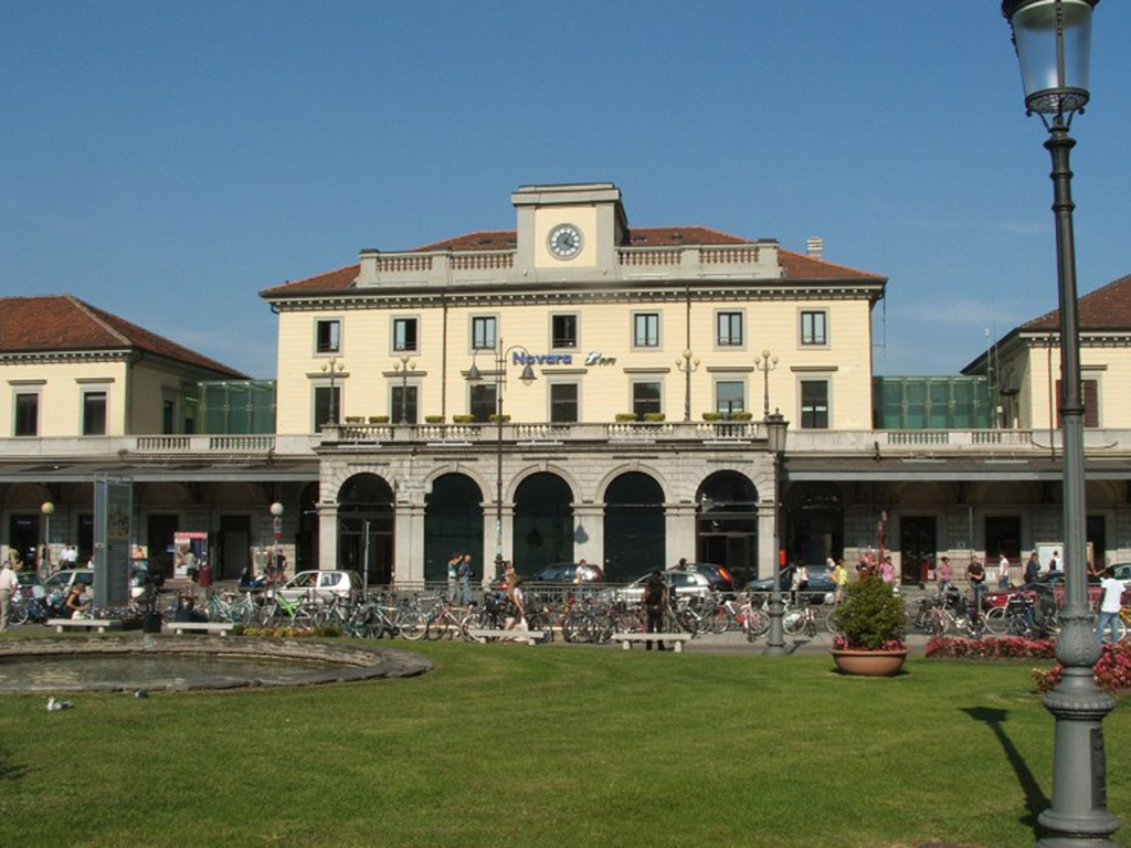 Uomo accoltellato in stazione a Novara: è successo durante una lite tra due gruppi di giovani