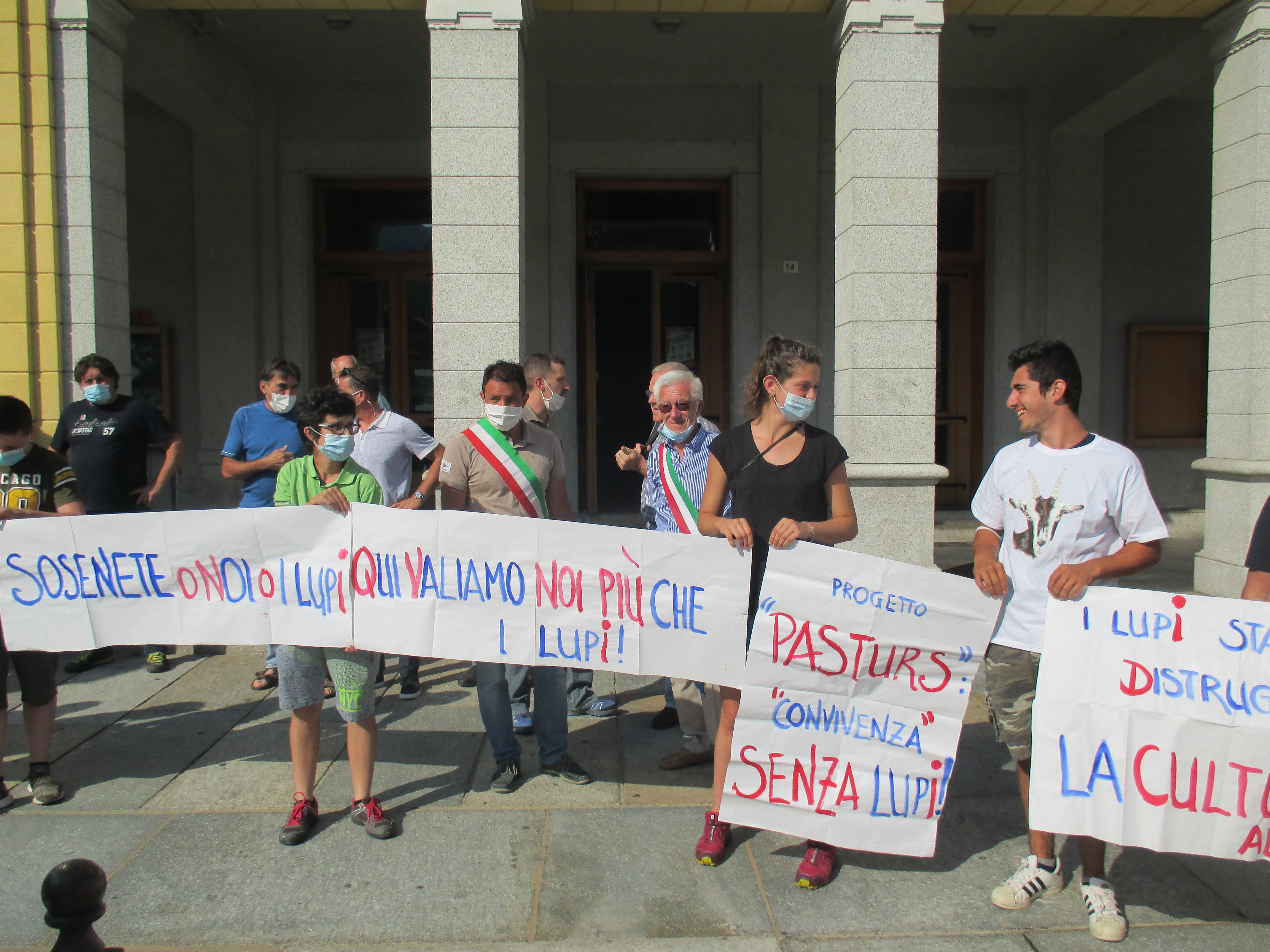 Varallo, uno  “charivari” degli allevatori in piazza contro la gestione del problema lupi