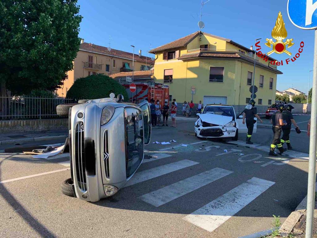 Novara: incidente in via della Riotta, auto si rovescia su un fianco