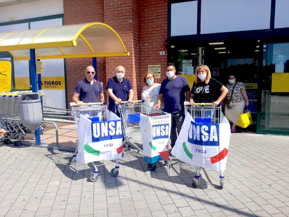 Carrelli pieni di generi alimentari per le famiglie bisognose grazie al sindacato Confsal Unsa e all’associazione Re Biscottino