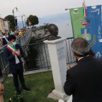 il momento dell'inaugurazione della statua dedicata a Giorgio Ambrosoli