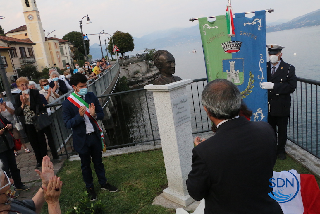 Ghiffa, inaugurato sul lungolago il busto di Giorgio Ambrosoli (fotogallery)