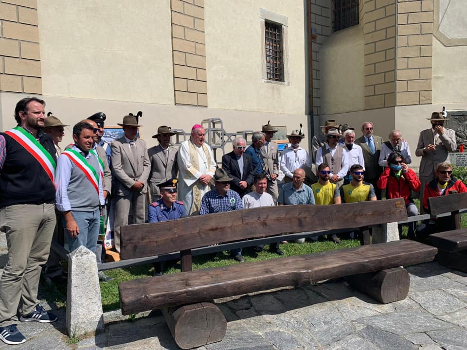 Alagna, il vescovo Brambilla benedice la nuova croce di vetta della punta Dufour