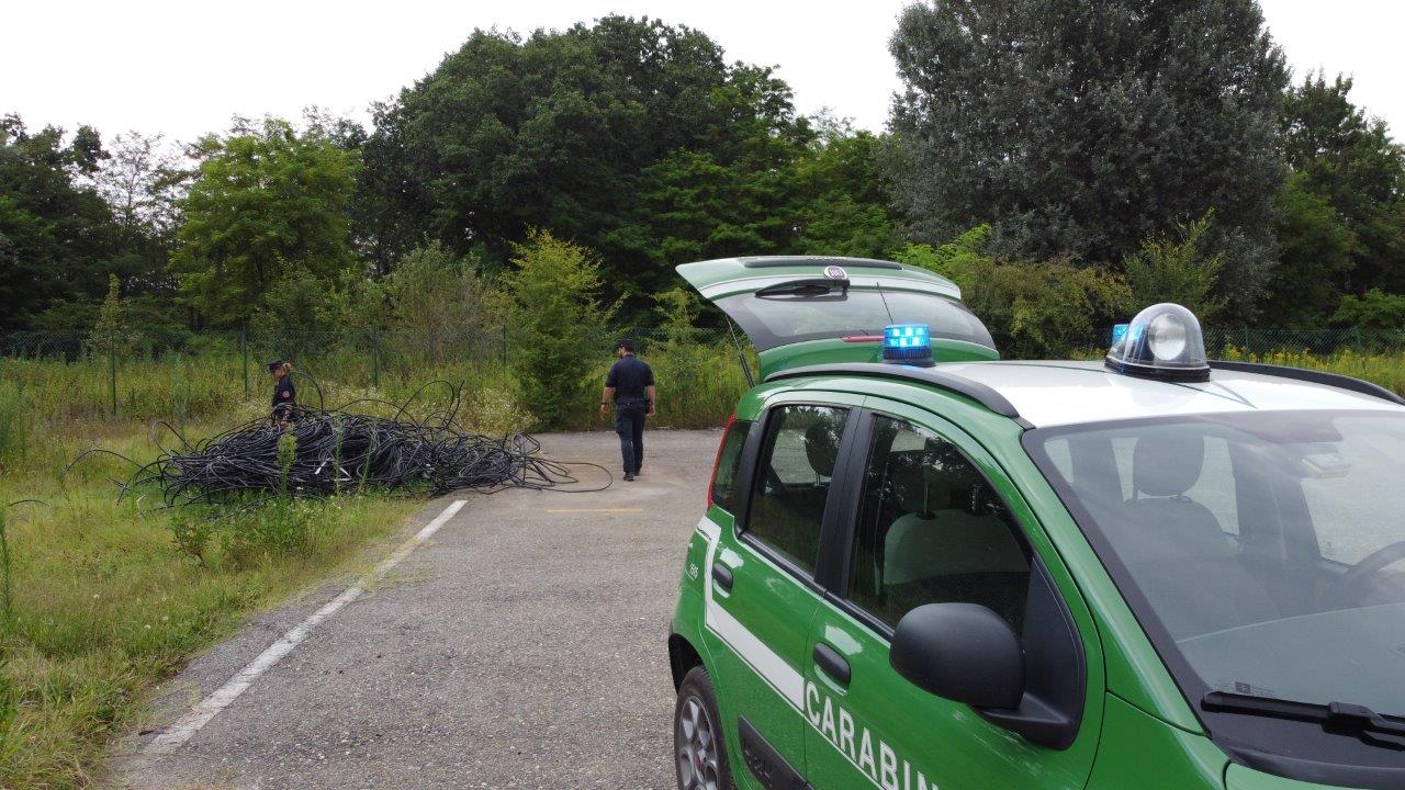 Carpignano Sesia: in un’officina sequestrati 10 metri cubi di rifiuti pericolosi e 200 pneumatici