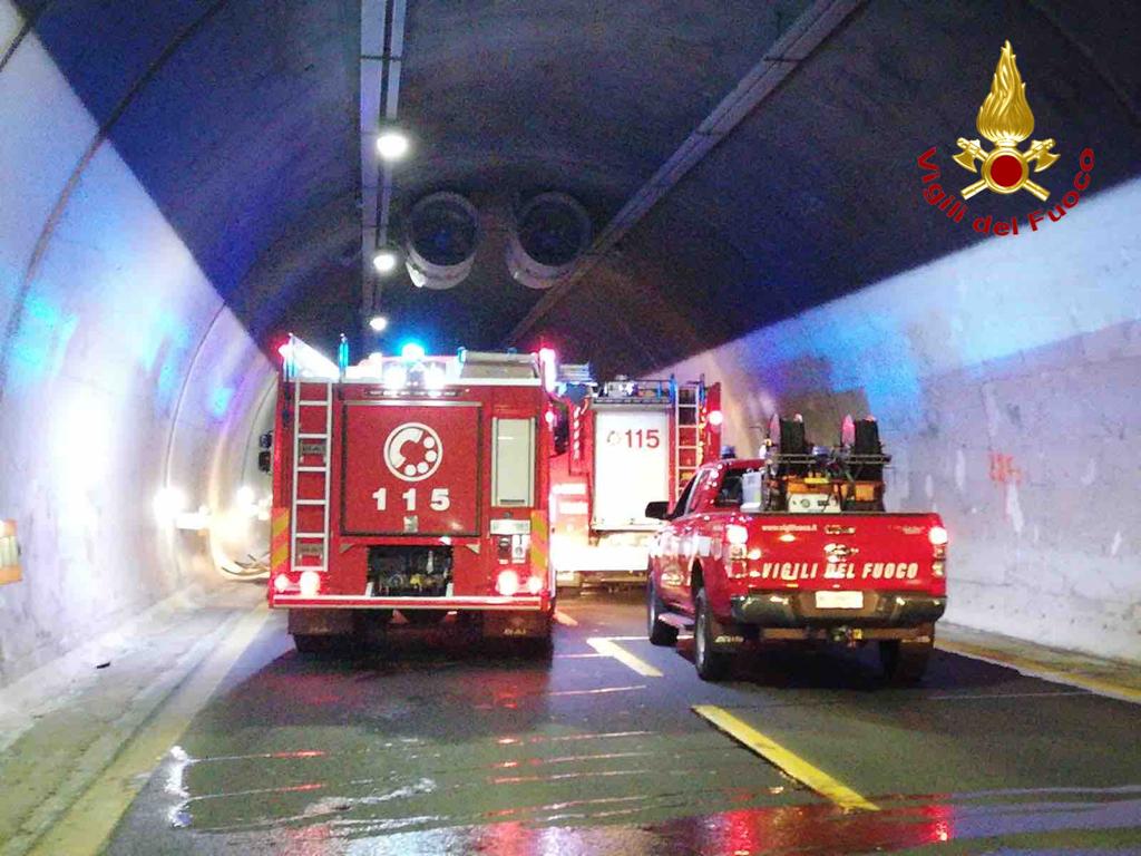 Fiamme da un’auto sull’A26