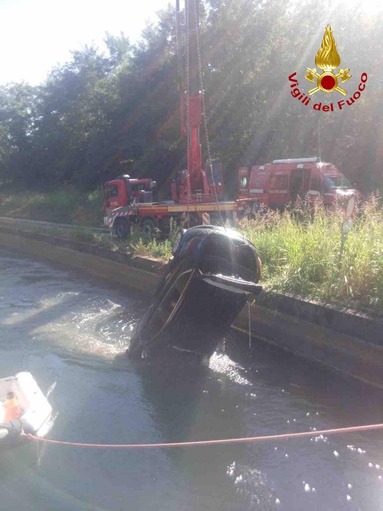Auto nel canale a Oleggio, intervento dei Vigili del fuoco