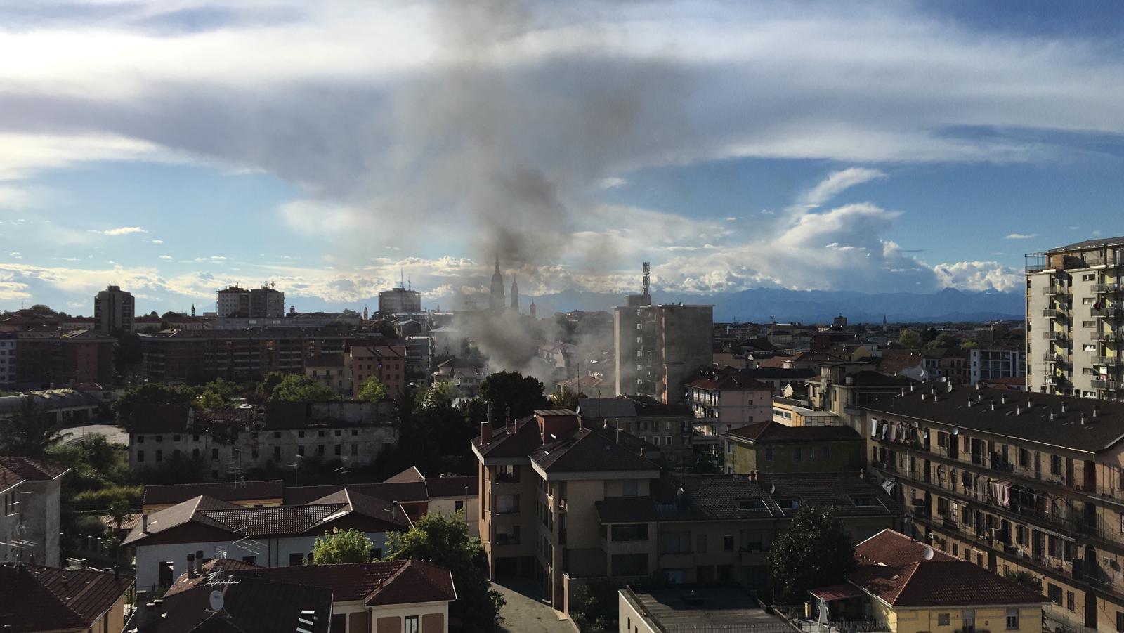 Fiamme da un’auto in corso Milano, ferito gravemente un uomo