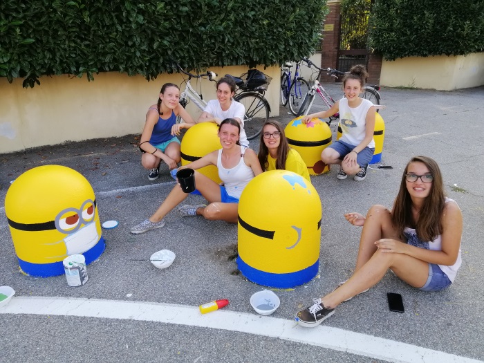 A Momo allievi di pittura dipingono i dissuasori