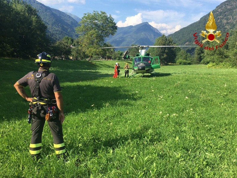 Sorpresi dal temporale, intervengono i vigili del fuoco