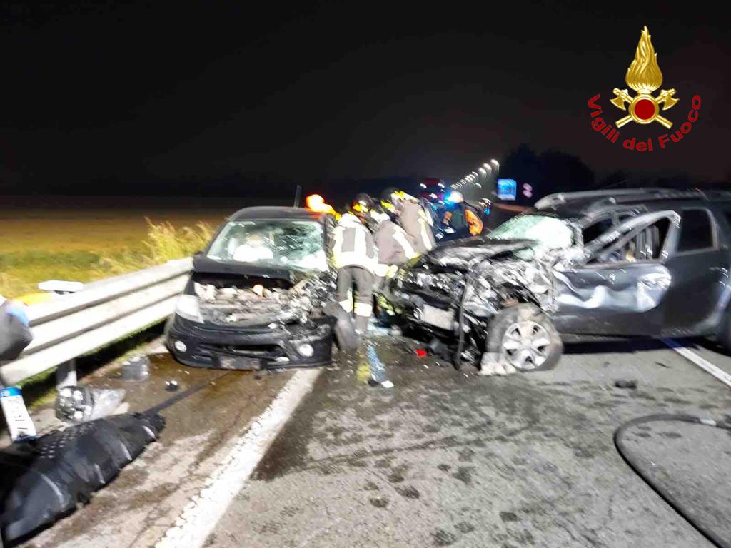 A Trecate incidente con sette auto coinvolte: otto feriti, strada bloccata