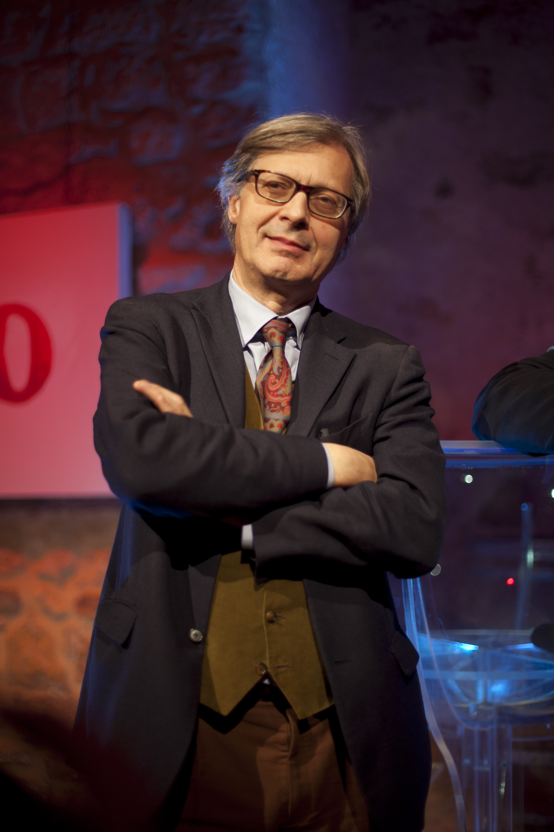 Vittorio Sgarbi al Sacro Monte di Orta in un incontro su Raffaello Sanzio