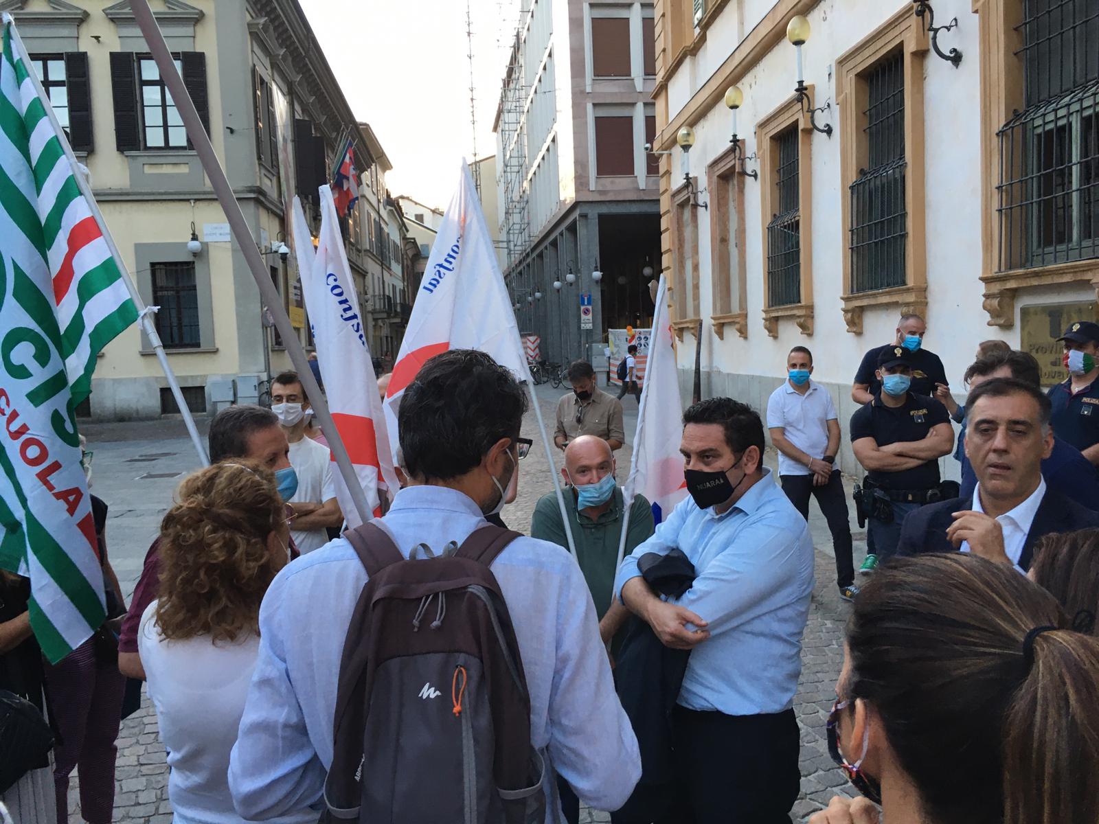 I precari della scuola scendono in piazza a Novara