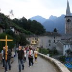 la processione mentre sale dalla chiesa parrocchiale al santuario del Boden