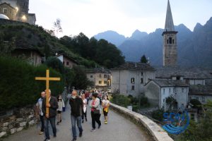 la processione mentre sale dalla chiesa parrocchiale al santuario del Boden