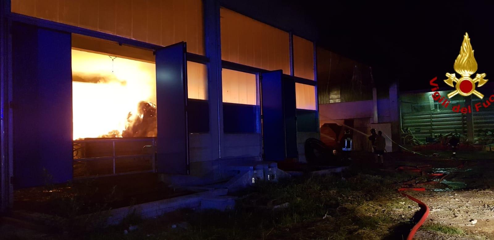 Oleggio: fiamme nella notte in un’azienda agricola