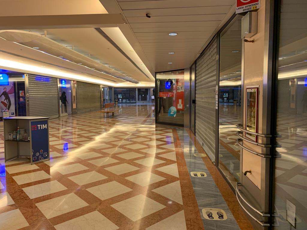 Novara: primo week end di semi lockdown tra centri commerciali deserti e qualche assembramento