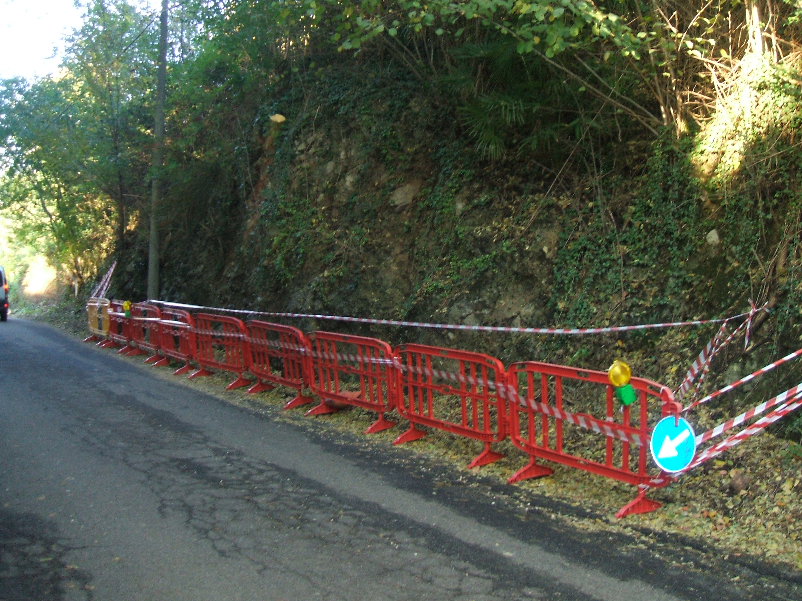 Smottamento in via Partigiani ad Arona, sfiorato il blocco viabilità