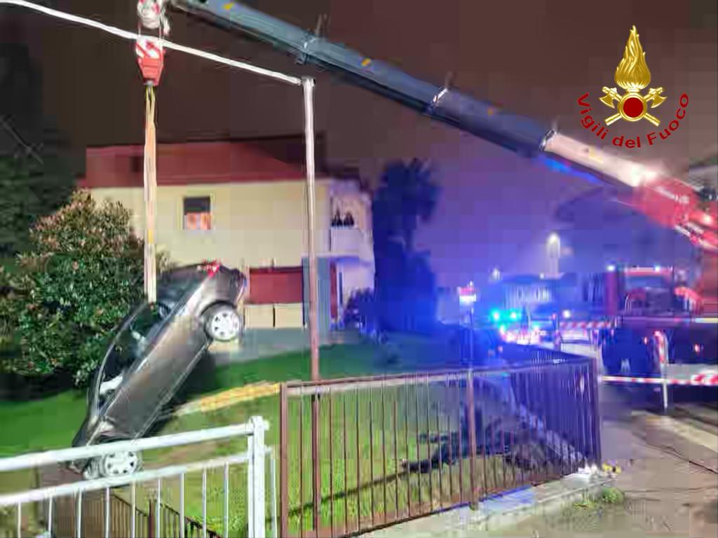 Finisce con l’auto in un fossato: è successo in via Biandrate
