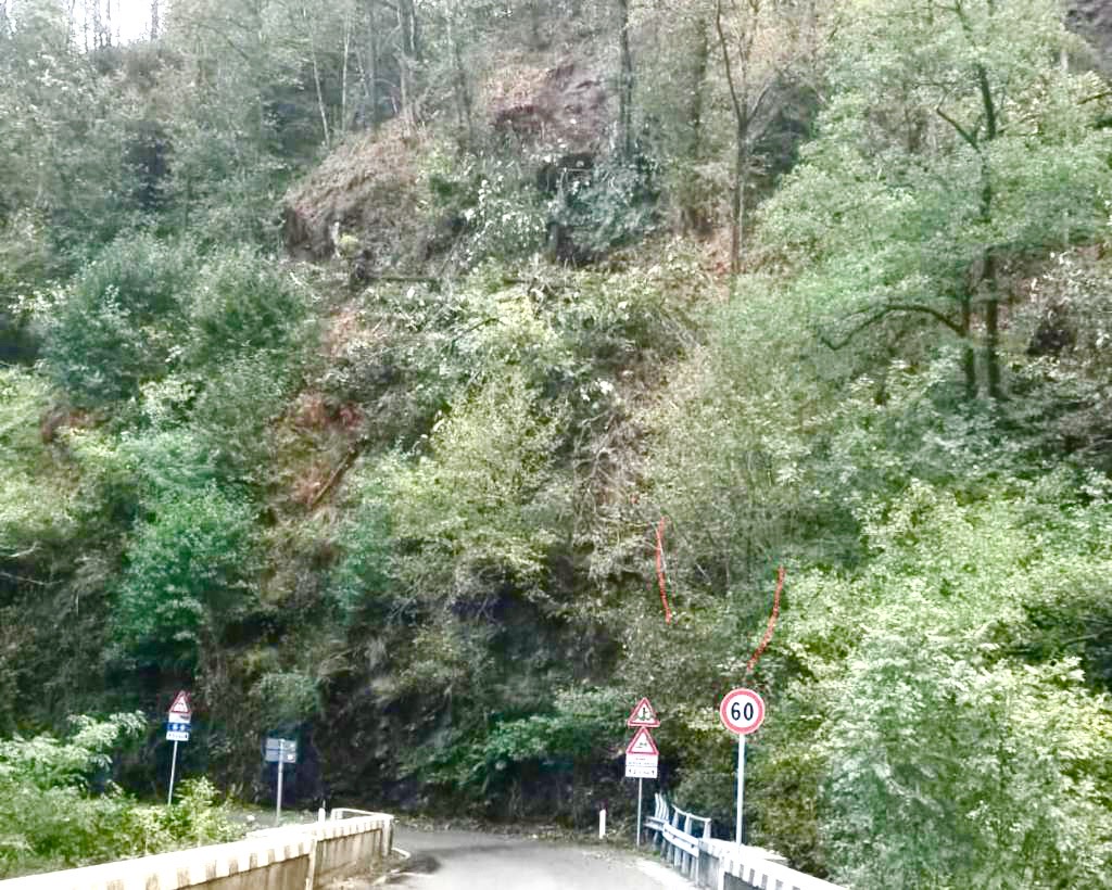 Smottamento sopra il torrente Pellino, tra Pella e Arola-Cesara