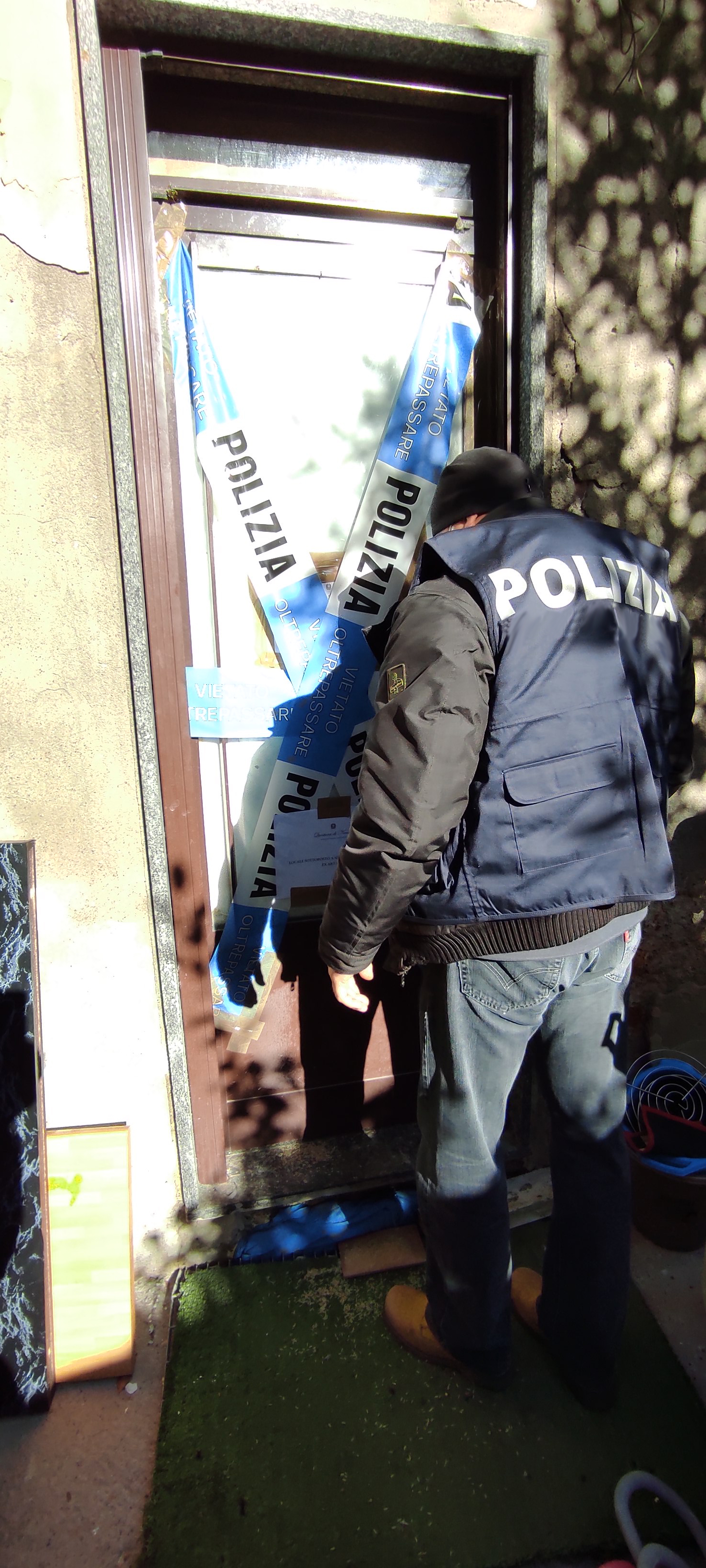 Alloggi fatiscenti affittati a stranieri: la Polizia sequestra due appartamenti in viale Dante