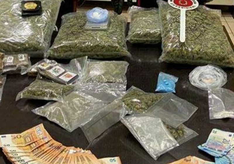 Cocaina, ketamina e quasi 4 chili di marijuana in casa: in manette un ventenne di Oleggio