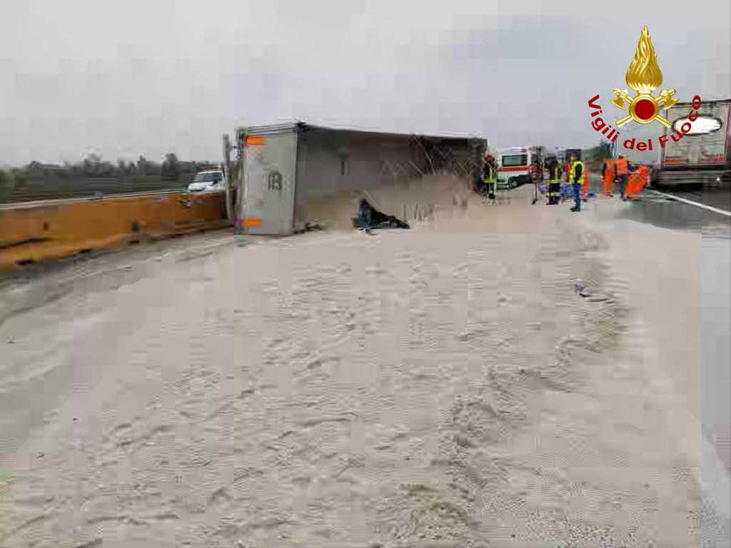 Camion si ribalta in A4: sul posto i Vigili del fuoco