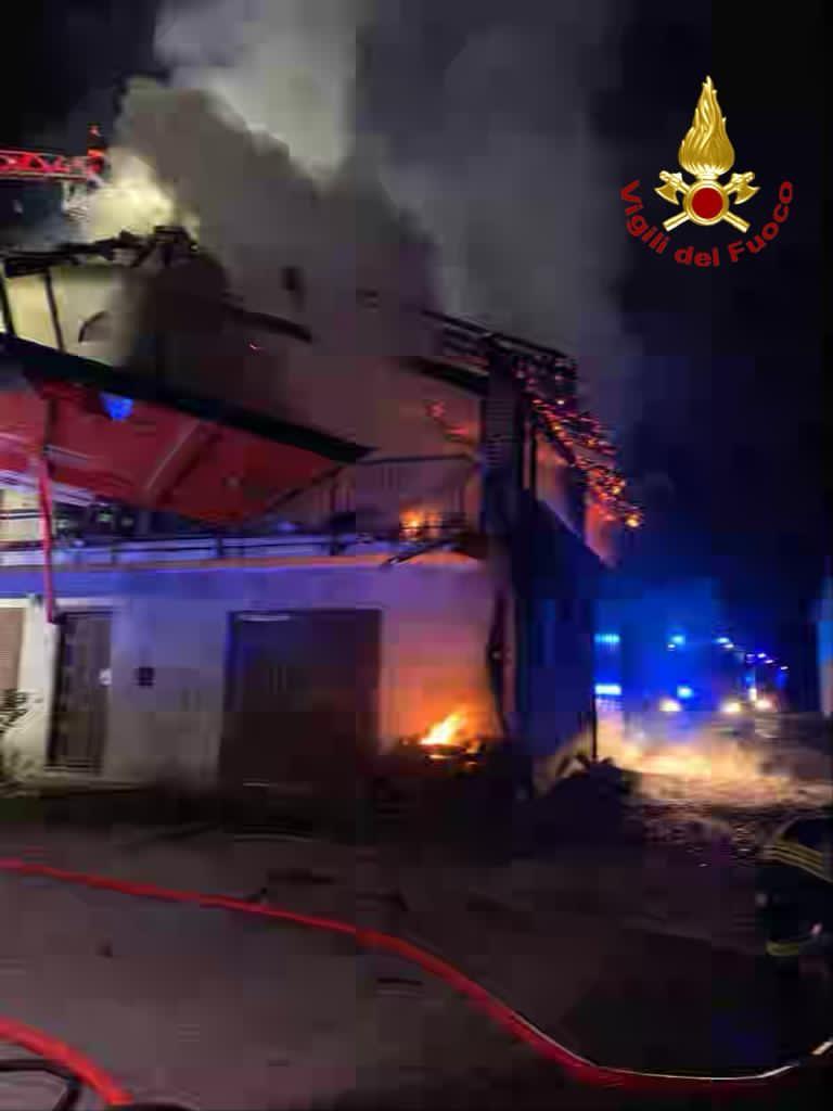 Oleggio: fiamme dal tetto di un’abitazione