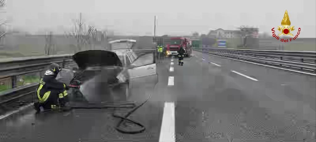 Auto in fiamme in tangenziale