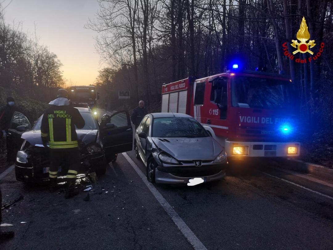 Incidente stradale a Gozzano: sul posto i Vigili del fuoco