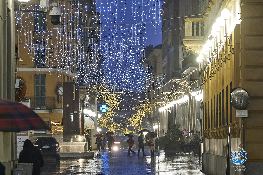 Novara, negozi avanti piano e il volontariato si muove