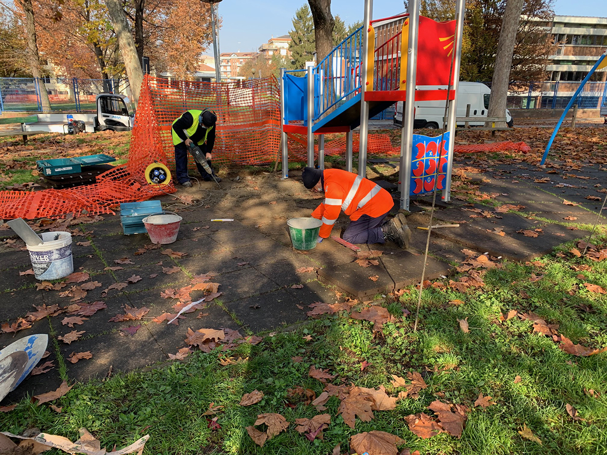 Novara: nuovi giochi nei parchi e staccionate in plastica riciclata