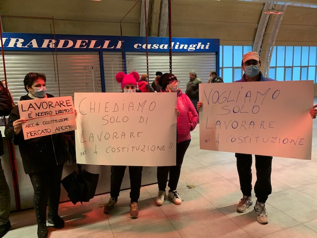 Mercato coperto di Novara, i generi vari chiusi nei prefestivi: «Vogliamo lavorare!»