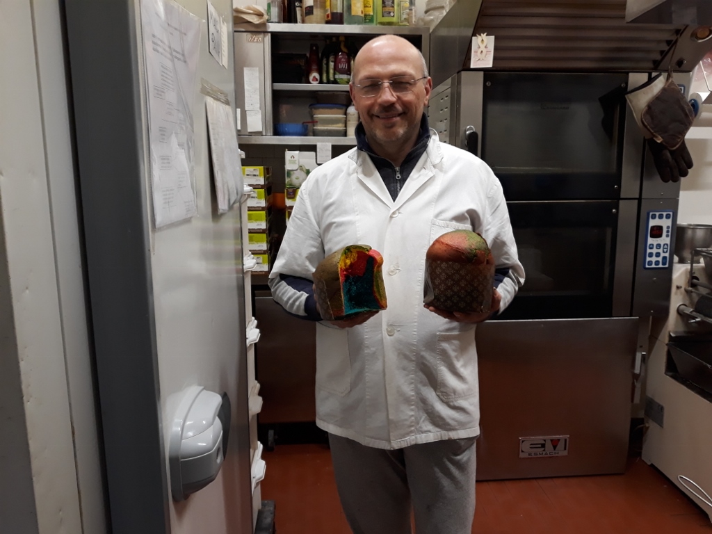 Verde, blu giallo e rosso: a Omegna nasce il panettone Rodariano