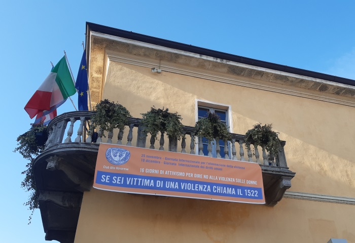 A Cureggio una panchina arancione simbolo della lotta alla violenza alle donne