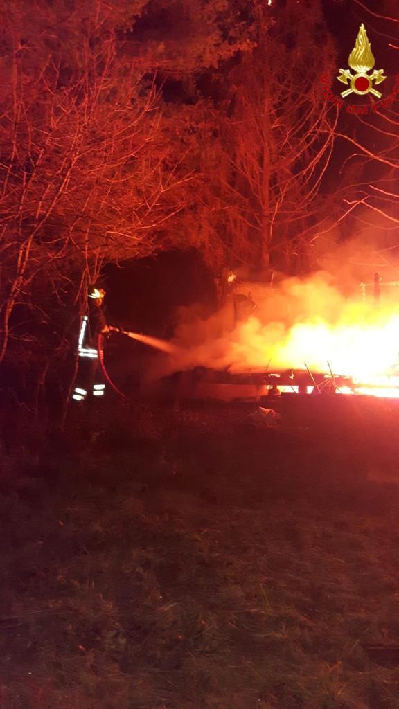 Cavaglietto: fiamme da una casetta adibita a ricovero di attrezzi agricoli