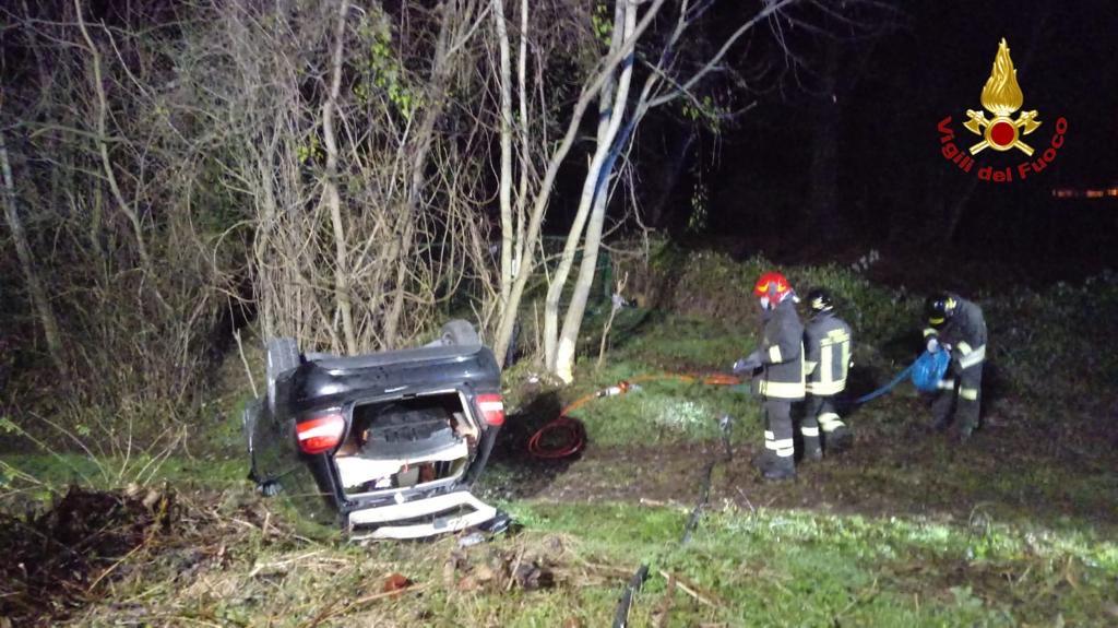 Arona: donna esce di strada con l’auto e si ribalta
