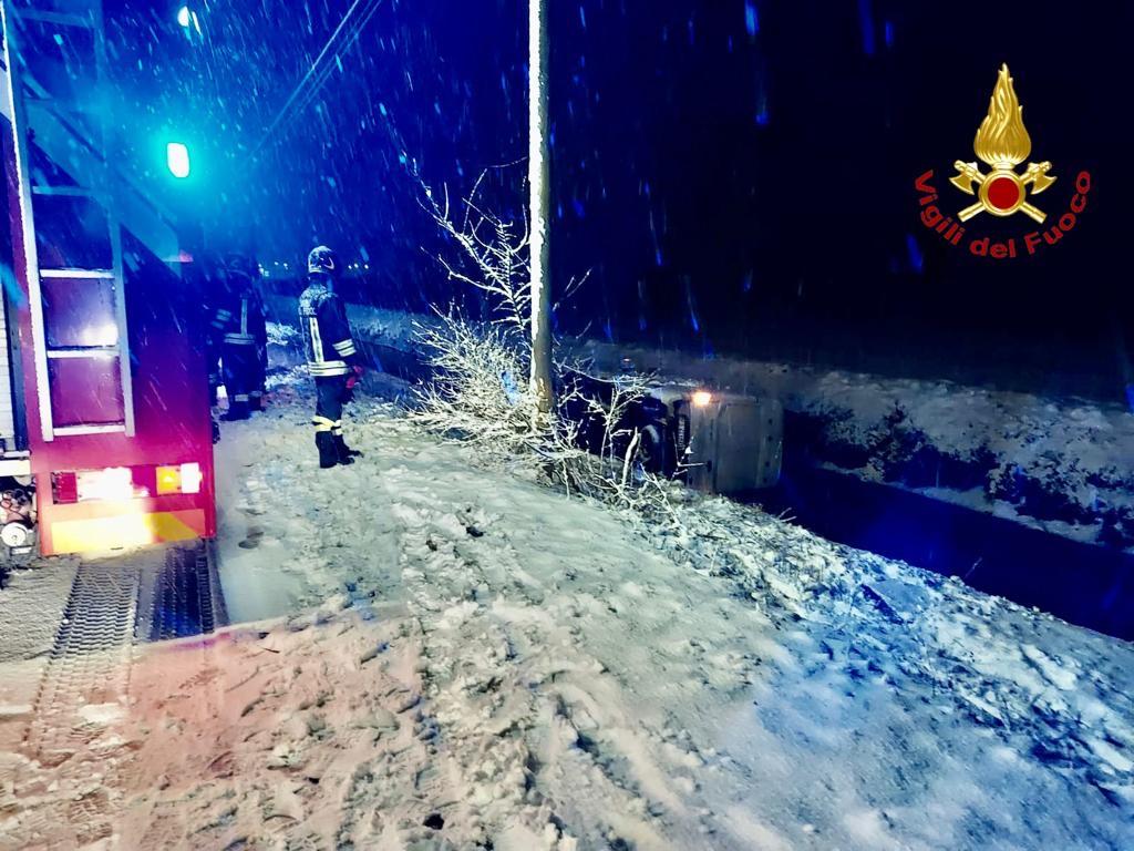 Granozzo: si ribalta col camion in un canale
