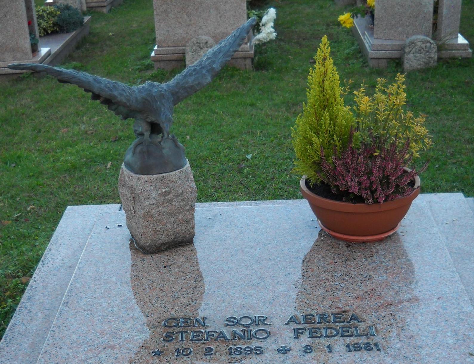 Furto al cimitero di Baveno, trafugata l’aquila di bronzo del generale Fedeli