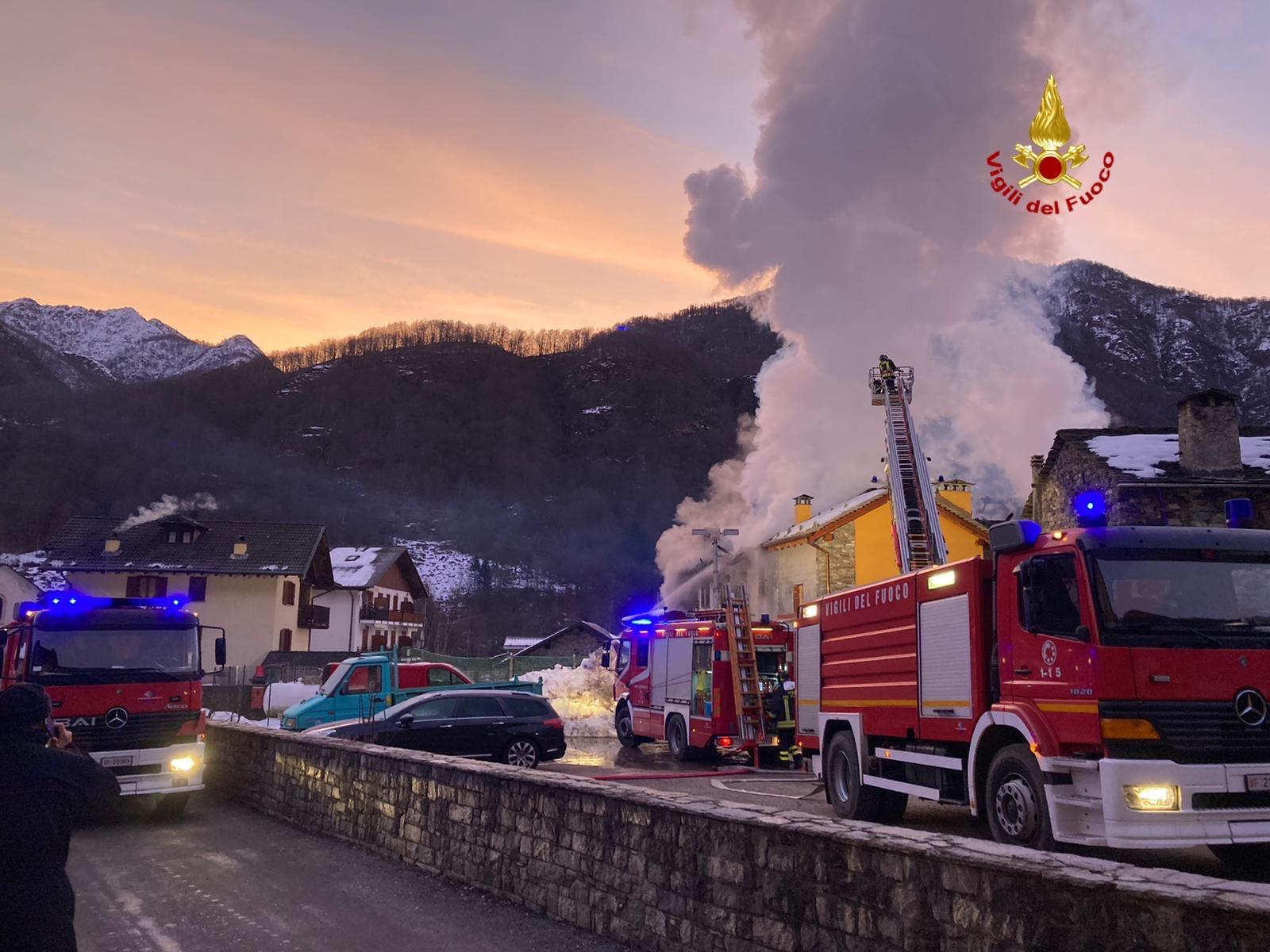 Ampio incendio in alcune abitazioni a Scopa