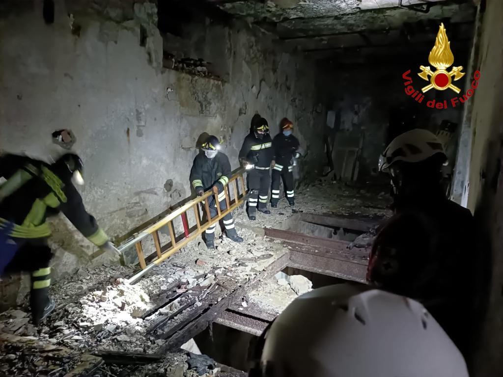 Entrano in una fabbrica dismessa: cede la soletta e una ragazza precipita