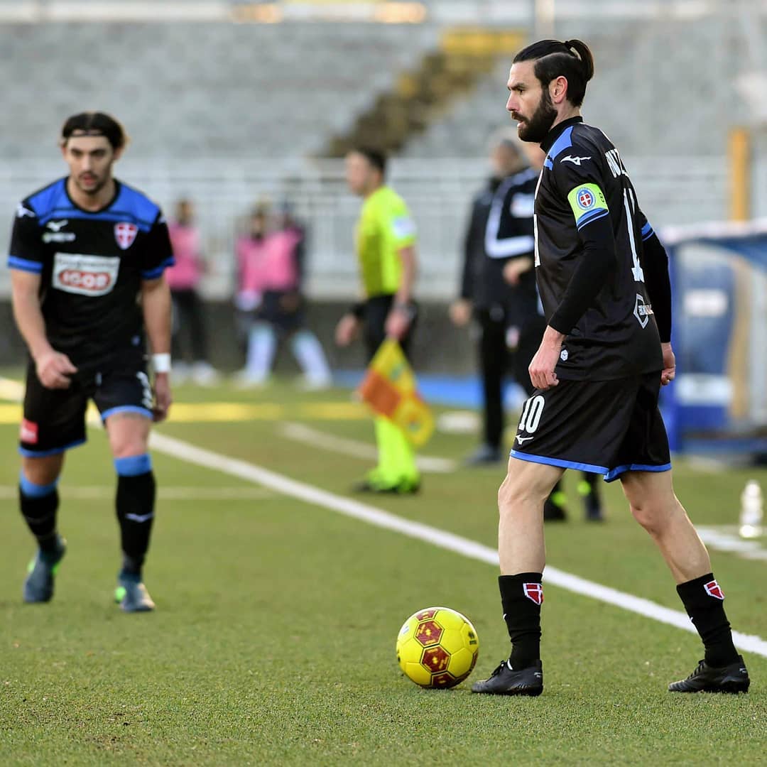 Novara sconfitto 1 a 0 a Como su rigore. Banchieri: «Non si capisce cosa l’arbitro abbia fischiato»