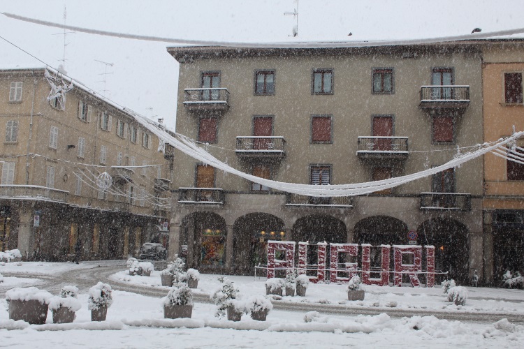 Meno botti del solito nel centro di Borgomanero