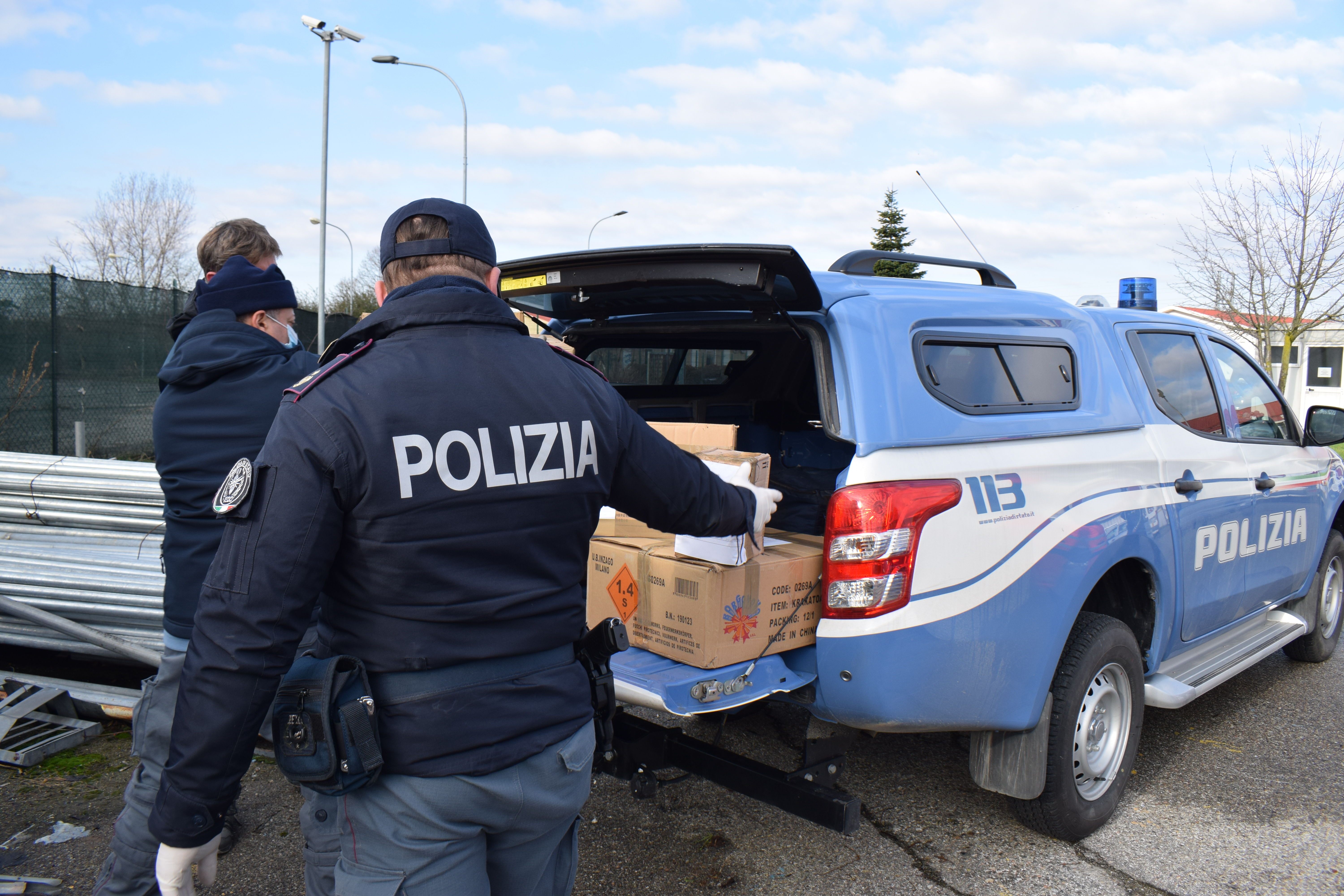 La Polizia di Novara sequestra 50 kg di fuochi d’artificio pericolosi ad Arona