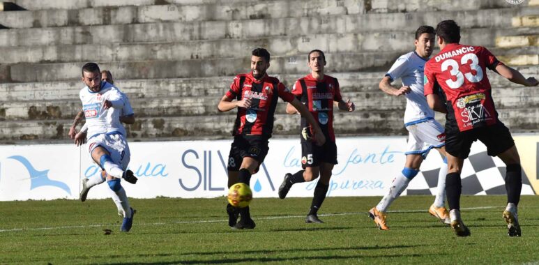 Il Novara travolge la Lucchese 4 a 1. Dopo 14 gare il ritorno al successo!